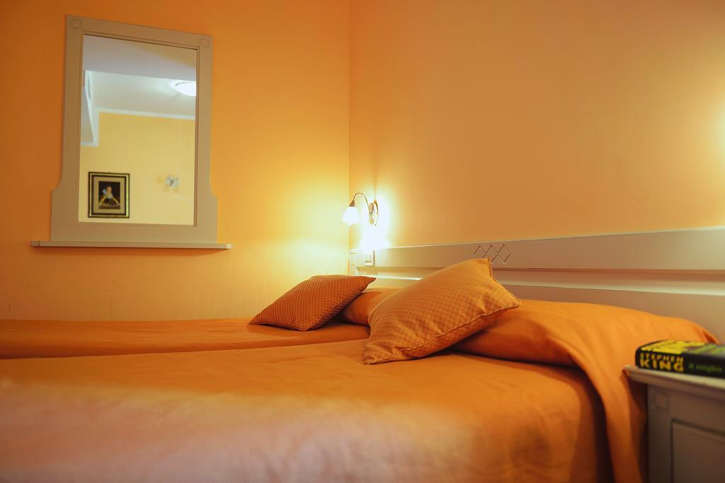 Hotel Marisa Albenga Bagian luar foto