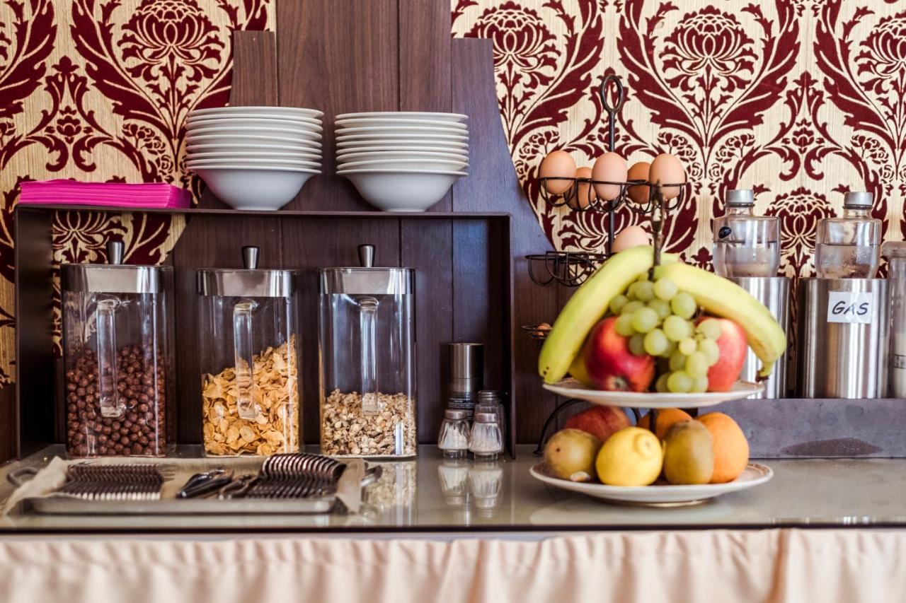 Hotel Marisa Albenga Bagian luar foto