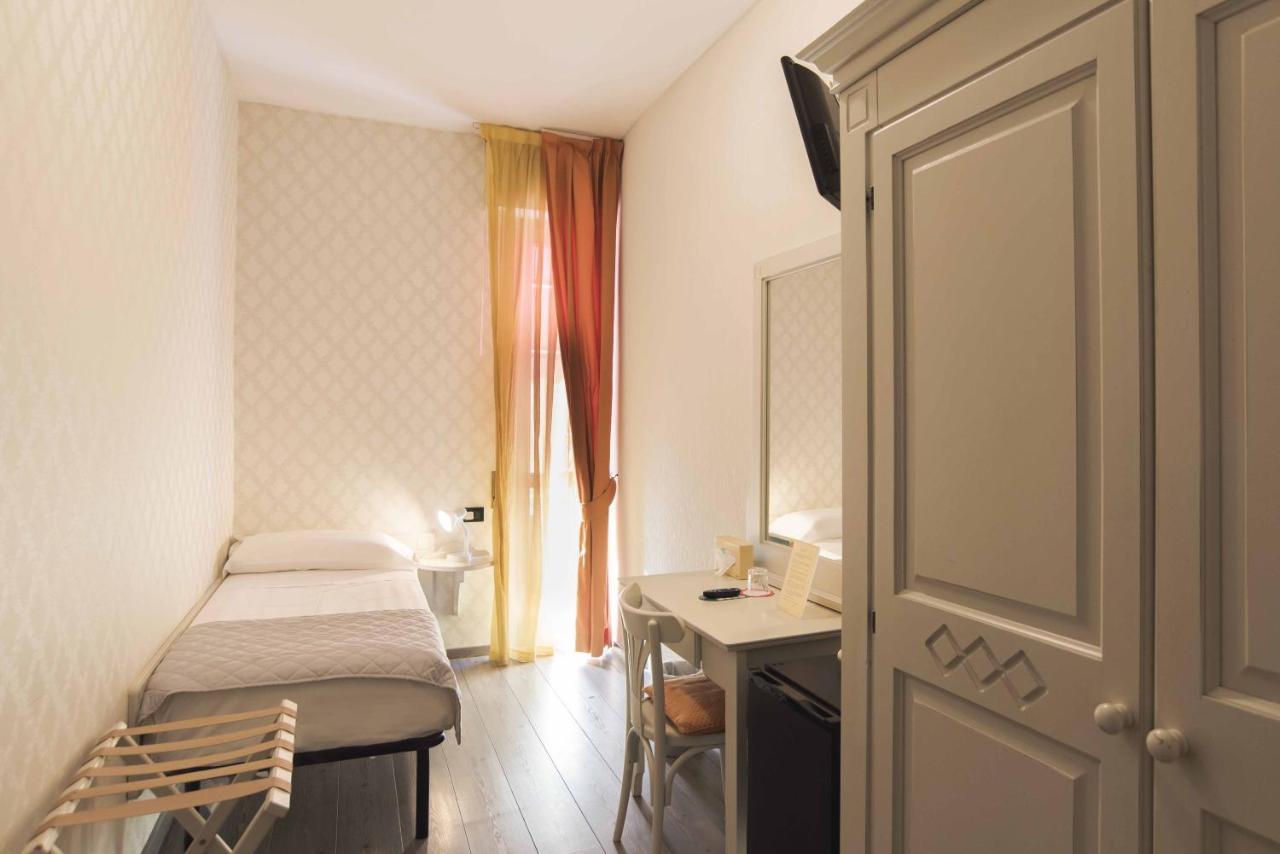 Hotel Marisa Albenga Bagian luar foto