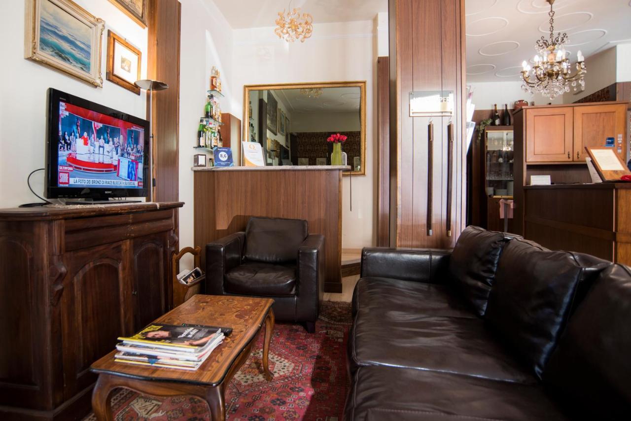 Hotel Marisa Albenga Bagian luar foto