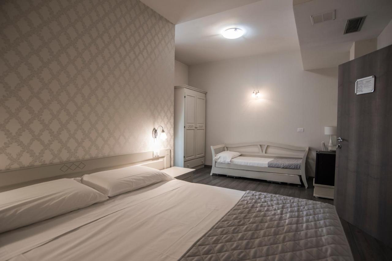 Hotel Marisa Albenga Bagian luar foto