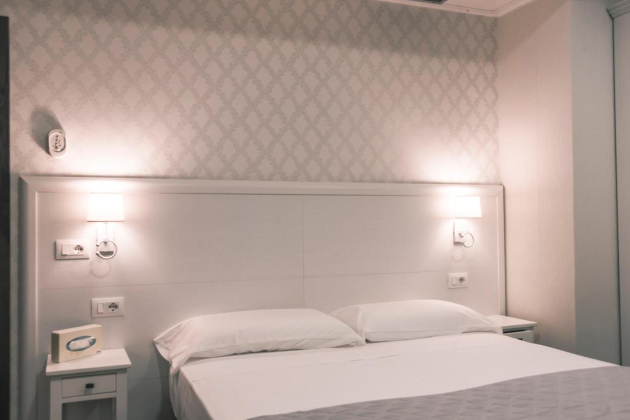 Hotel Marisa Albenga Bagian luar foto
