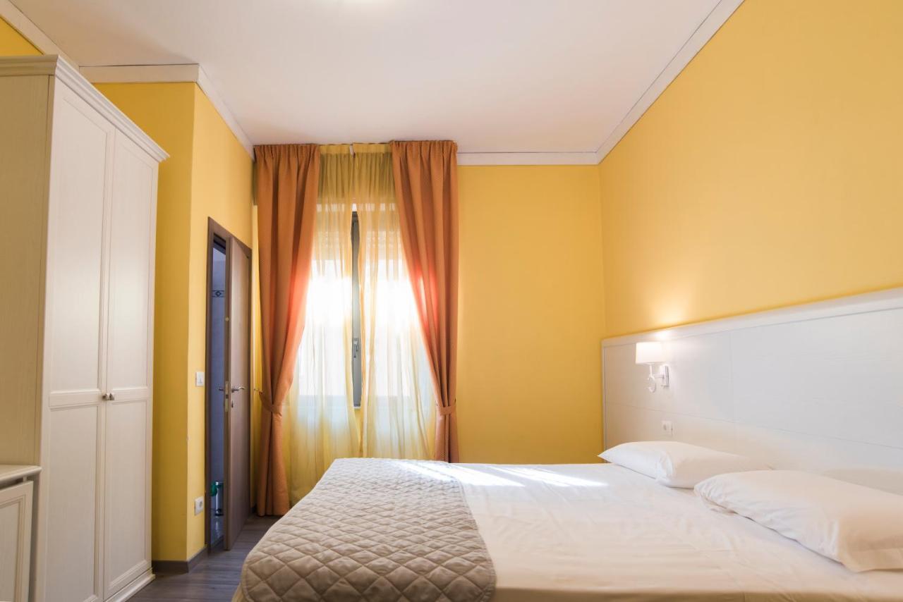 Hotel Marisa Albenga Bagian luar foto