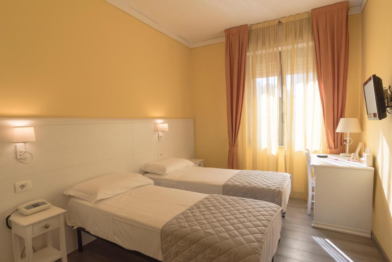 Hotel Marisa Albenga Bagian luar foto