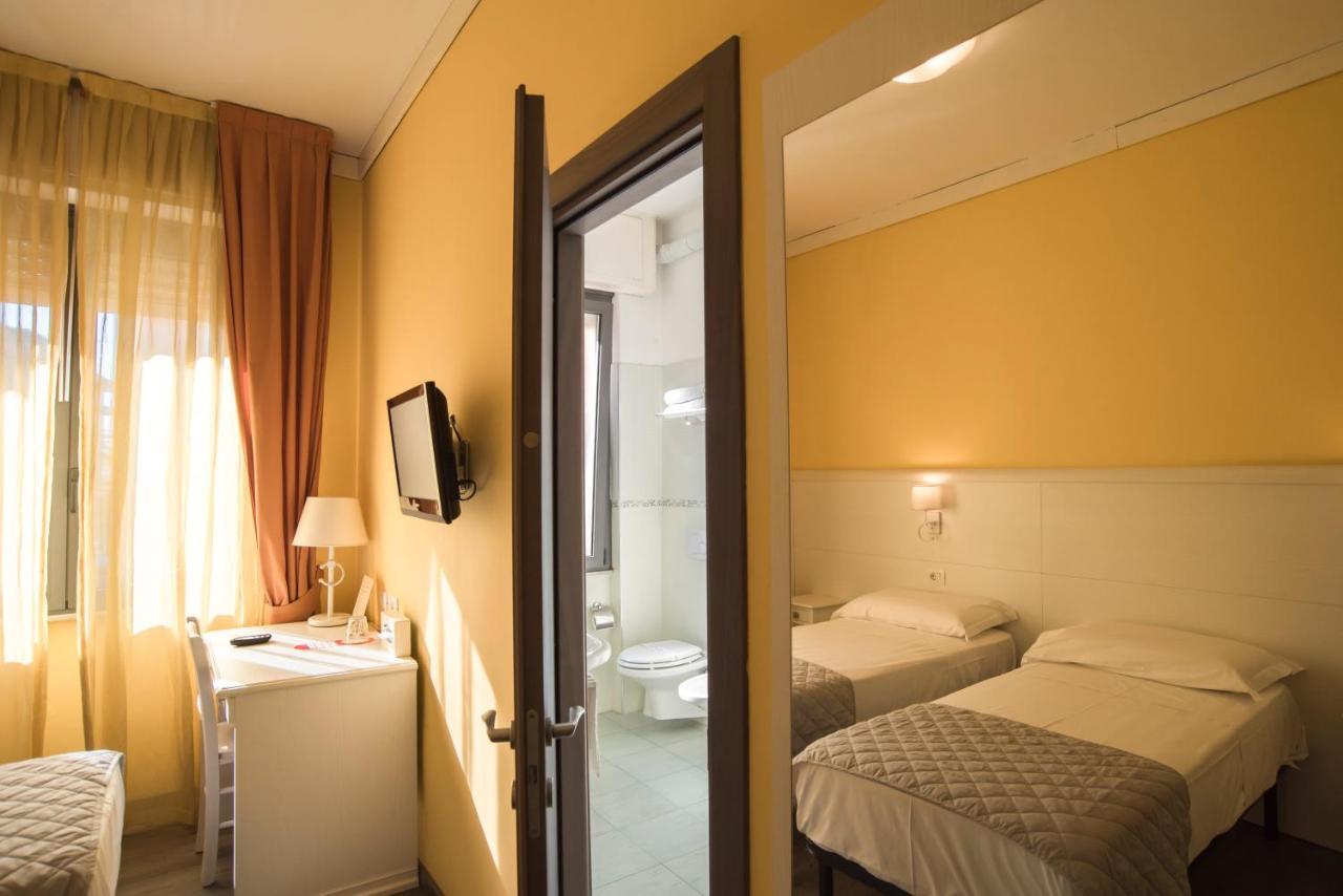 Hotel Marisa Albenga Bagian luar foto