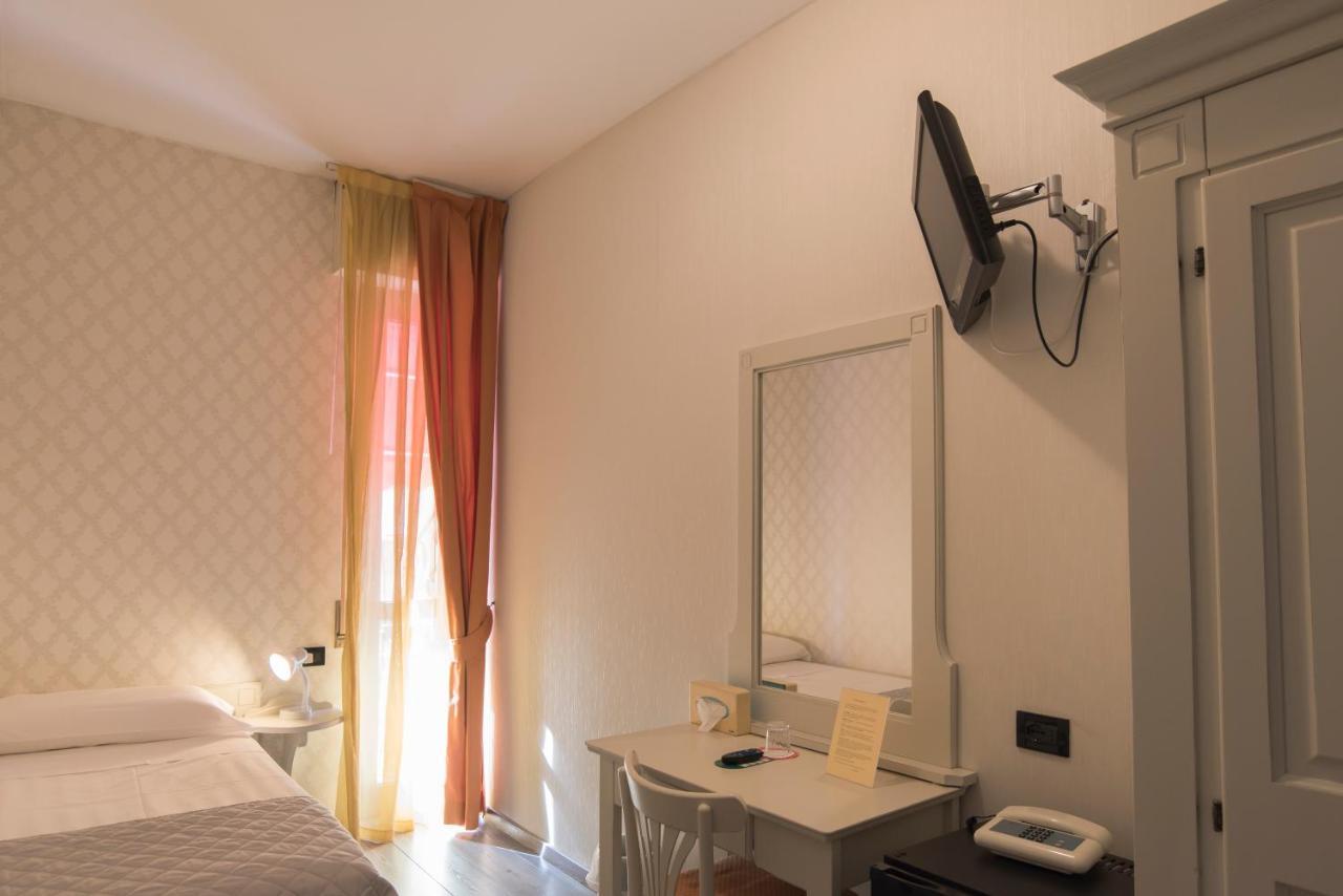 Hotel Marisa Albenga Bagian luar foto