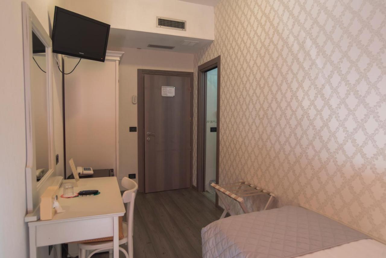Hotel Marisa Albenga Bagian luar foto