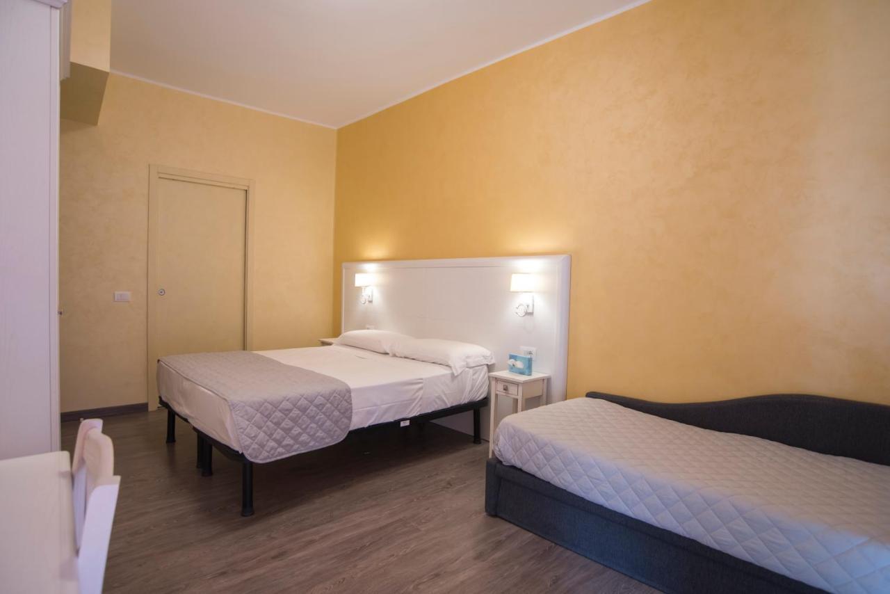 Hotel Marisa Albenga Bagian luar foto